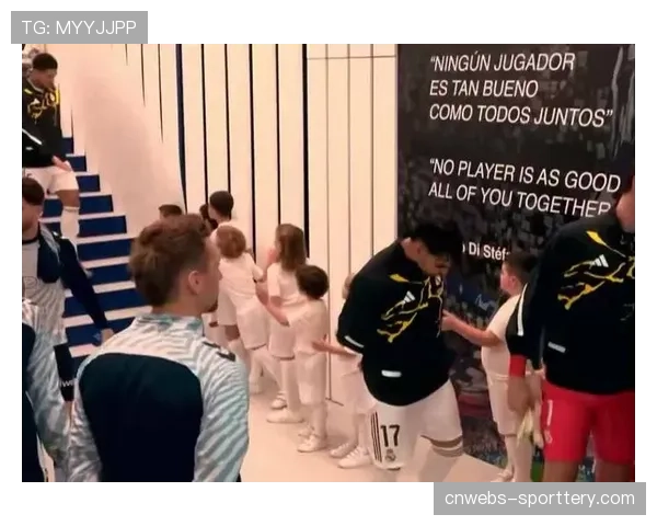 场边趣闻：小球童与球员击掌，成社交媒体热点